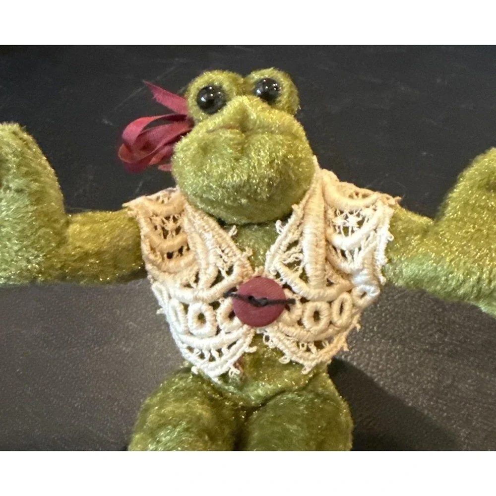 Vintage 1997 Green Frog‎ Shelf Sitter Plush Animal Signed Crochet Vest 6